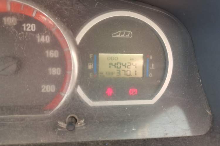 Used FORTHING Lingzhi 2013 M5 Q7 2.0L 7-Seater Long-Wheelbase Comfort Model Odometer Close Up