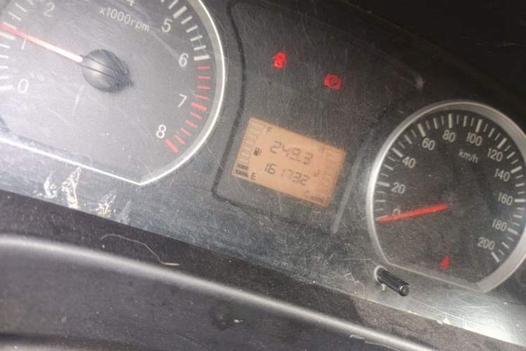 Used FORTHING Lingzhi 2013 M3 1.6L 7-Seater Luxury Model Odometer Close Up