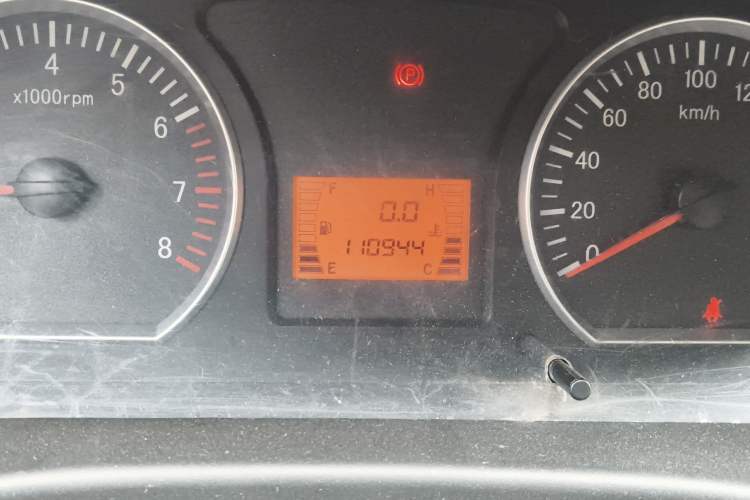 Used FORTHING Lingzhi 2013 V3 1.5L 7-Seater Luxury Model Odometer Close Up