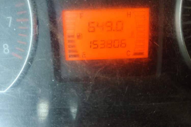 Used FORTHING Lingzhi 2013 V3 1.5L 7-Seater Standard Model II Odometer Close Up