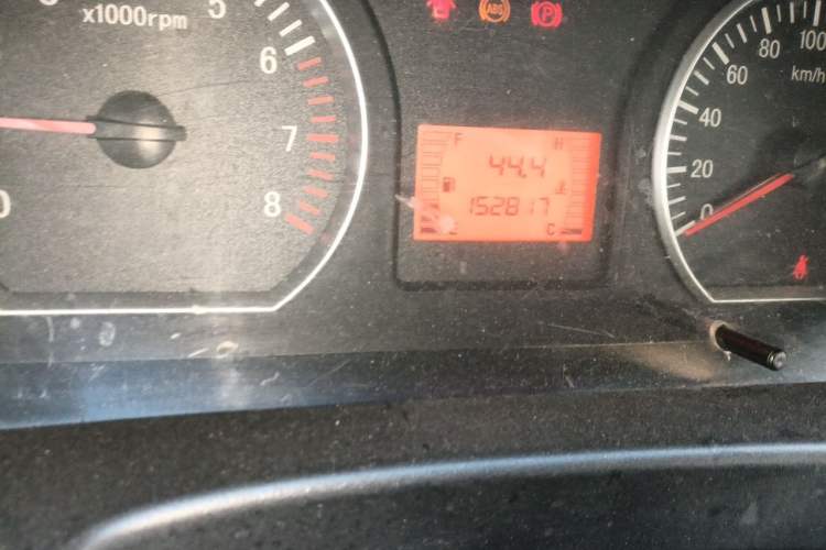 Used FORTHING Lingzhi 2013 V3 1.5L 7-Seater Luxury Model Odometer Close Up