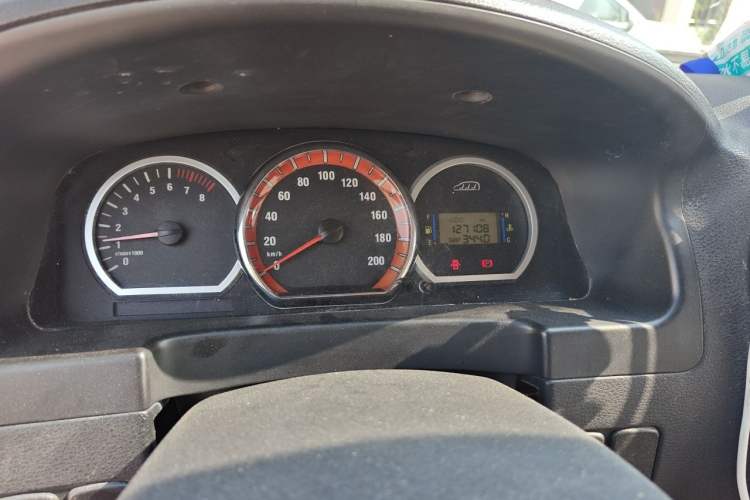 Used FORTHING Lingzhi 2013 M5 Q7 2.0L 7-Seater Long-Wheelbase Comfort Model Odometer Close Up