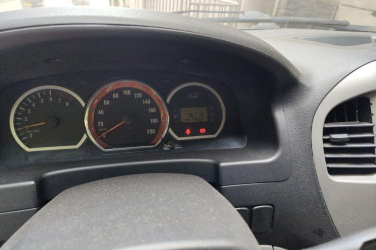 Used FORTHING Lingzhi 2013 M5 Q7 2.0L 9-Seater Long-Wheelbase Comfort Model Odometer Close Up