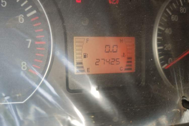 Used FORTHING Lingzhi 2013 M3 1.6L 7-Seater Luxury Model Odometer Close Up