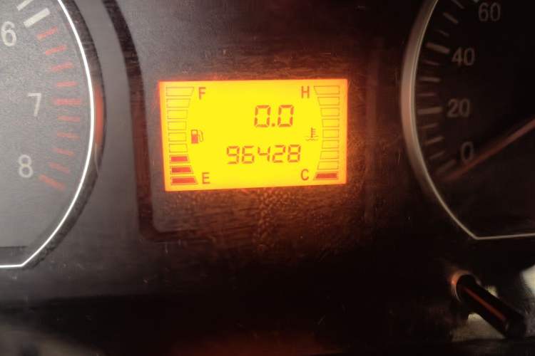 Used FORTHING Lingzhi 2013 M3 1.6L 7-seat Standard Model Odometer Close Up