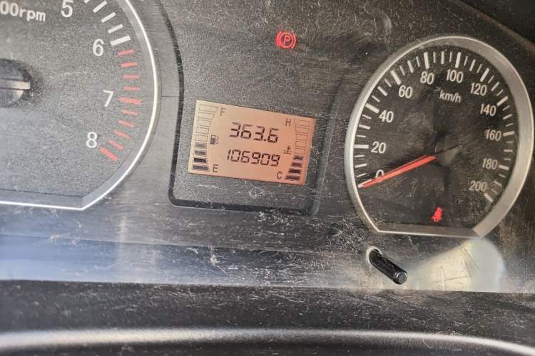 Used FORTHING Lingzhi 2013 V3 1.5L 7-Seater Comfort Model Odometer Close Up