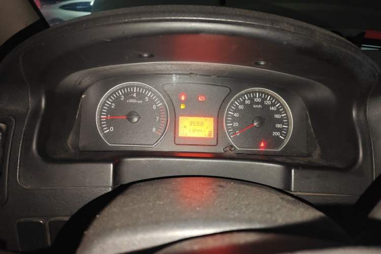 Used FORTHING Lingzhi 2013 V3 1.5L 7-Seater Standard Model II Odometer Close Up