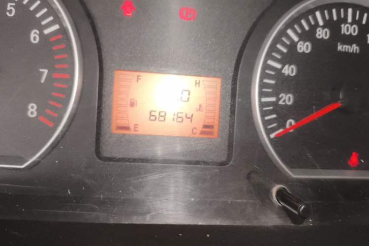 Used FORTHING Lingzhi 2013 M3 1.6L 7-Seater Luxury Model Odometer Close Up