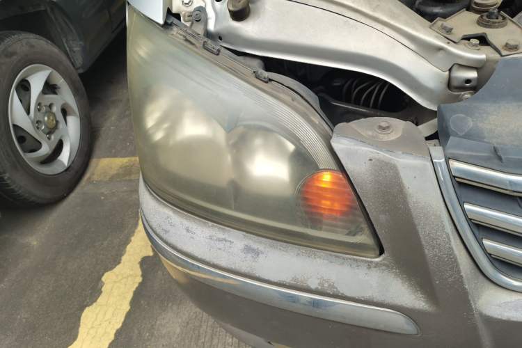 Used FORTHING Lingzhi 2013 M5 Q7 2.0L 7-Seater Long-Wheelbase Comfort Model Right Front Headlight