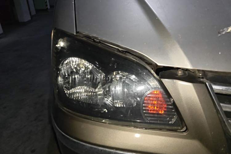 Used FORTHING Lingzhi 2013 M5 Q7 2.0L 7-Seater Long-Wheelbase Comfort Model Right Front Headlight