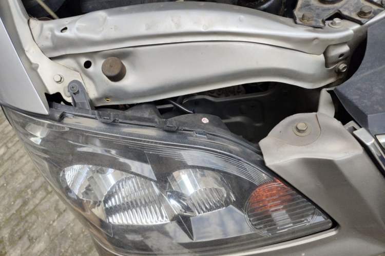 Used FORTHING Lingzhi 2013 M5 Q7 2.0L 9-Seater Long-Wheelbase Comfort Model Right Front Headlight