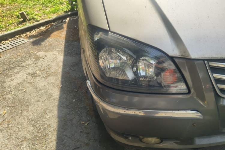Used FORTHING Lingzhi 2013 M5 Q7 2.0L 7-Seater Long-Wheelbase Comfort Model Right Front Headlight