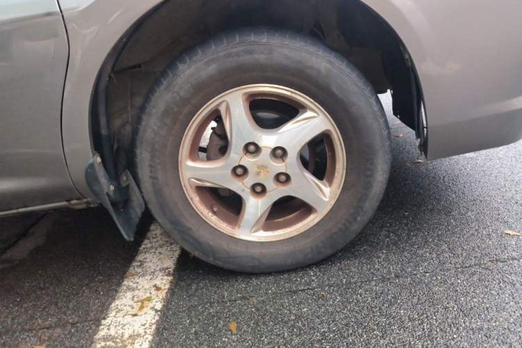Used FORTHING Lingzhi 2013 M3 1.6L 7-Seater Comfort Model Right Front Wheel Hub