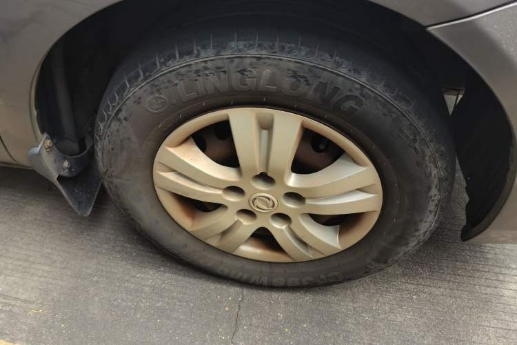 Used FORTHING Lingzhi 2013 M5 Q7 2.0L 7-Seater Long-Wheelbase Comfort Model Right Front Wheel Hub