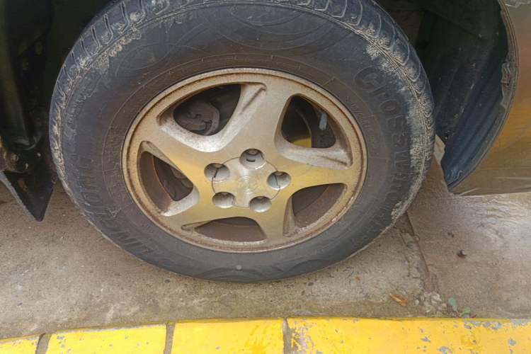 Used FORTHING Lingzhi 2013 M3 1.6L 7-Seater Luxury Model Right Front Wheel Hub