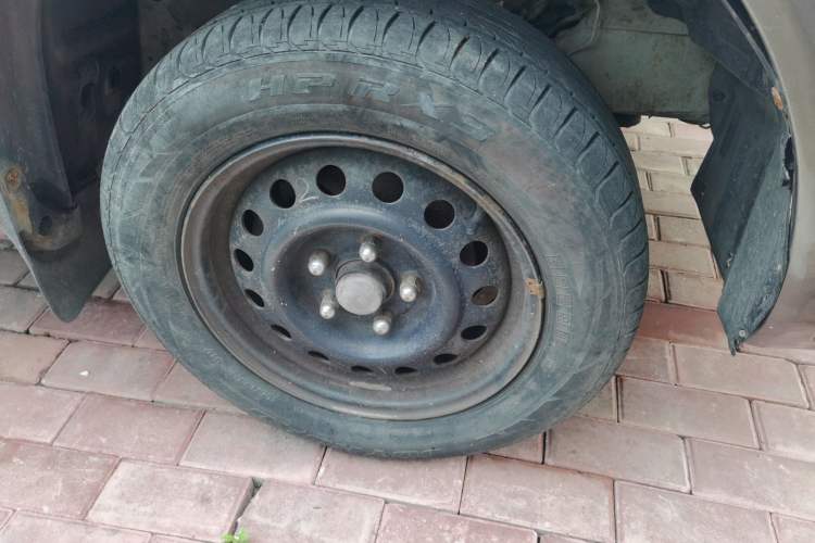 Used FORTHING Lingzhi 2013 V3 1.5L 7-Seater Comfort Model Right Front Wheel Hub
