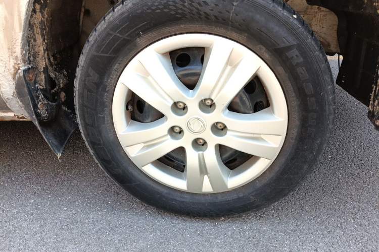 Used FORTHING Lingzhi 2013 V3 1.5L 7-Seater Luxury Model Right Front Wheel Hub