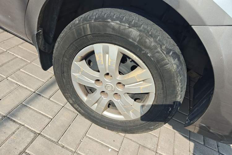 Used FORTHING Lingzhi 2013 M5 Q7 2.0L 7-Seater Long-Wheelbase Comfort Model Right Front Wheel Hub