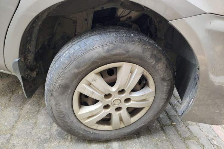 Used FORTHING Lingzhi 2013 M5 Q7 2.0L 9-Seater Long-Wheelbase Comfort Model Right Front Wheel Hub