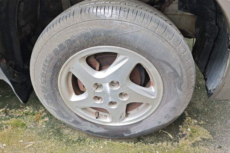 Used FORTHING Lingzhi 2013 M3 1.6L 7-Seater Luxury Model Right Front Wheel Hub