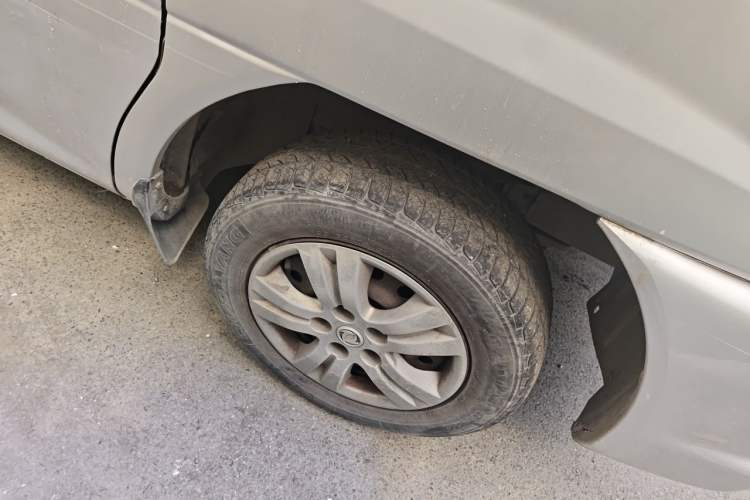 Used FORTHING Lingzhi 2013 V3 1.5L 7-Seater Comfort Model Right Front Wheel Hub