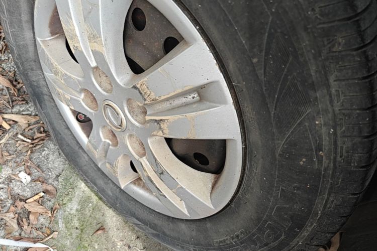 Used FORTHING Lingzhi 2013 M3 1.6L 7-Seater Comfort Model Right Front Wheel Hub