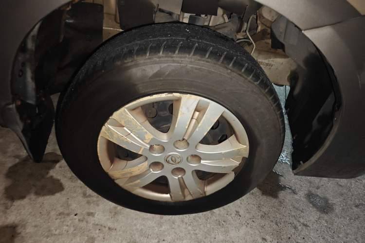 Used FORTHING Lingzhi 2013 V3 1.5L 7-Seater Standard Model II Right Front Wheel Hub