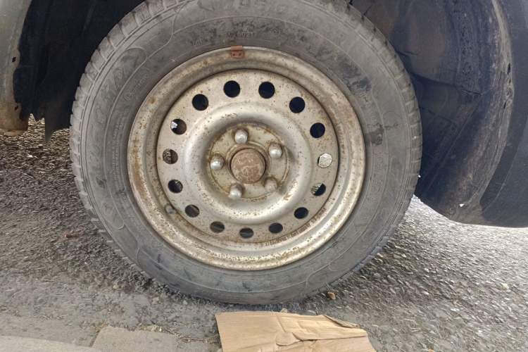 Used FORTHING Lingzhi 2013 V3 1.5L 5-Seat Standard Model I Right Front Wheel Hub