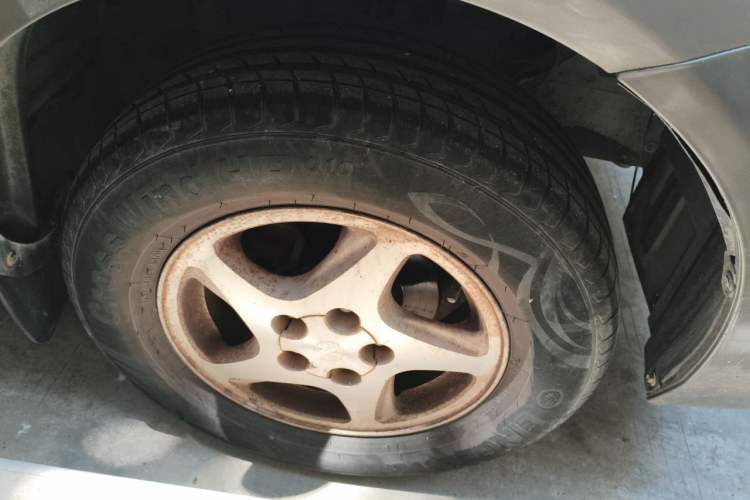 Used FORTHING Lingzhi 2013 M3 1.6L 7-Seater Luxury Model Right Front Wheel Hub