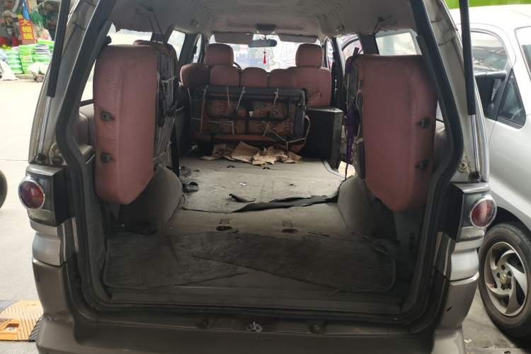 Used FORTHING Lingzhi 2013 M5 Q7 2.0L 7-Seater Long-Wheelbase Comfort Model Trunk