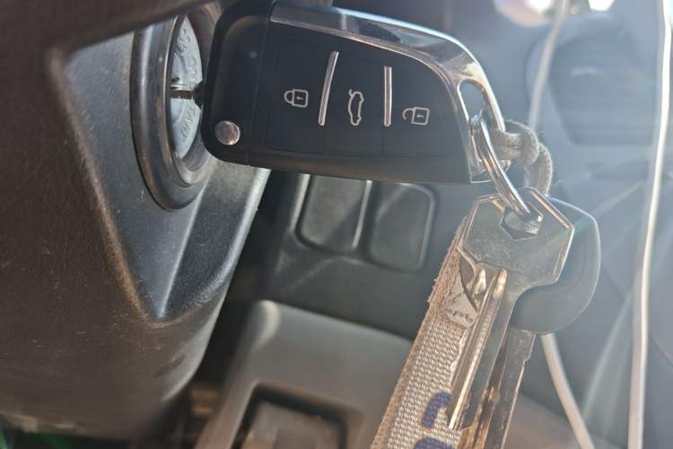 Used FORTHING Lingzhi 2013 M5 Q7 2.0L 7-Seater Long-Wheelbase Comfort Model Vehicle Key