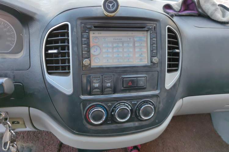 Used FORTHING Lingzhi 2013 V3 1.5L 7-Seater Luxury Model Audio And AC Panel