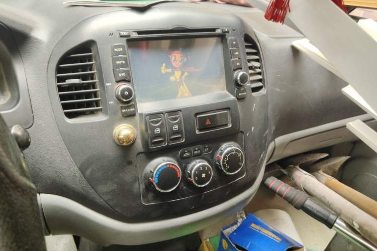 Used FORTHING Lingzhi 2013 M3 1.6L 7-Seater Luxury Model Audio And AC Panel