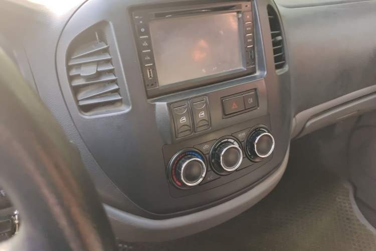 Used FORTHING Lingzhi 2013 M3 1.6L 7-Seater Comfort Model Audio And AC Panel