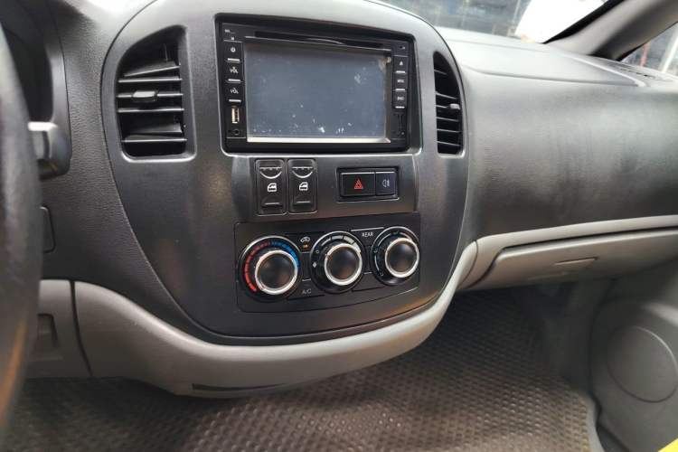 Used FORTHING Lingzhi 2013 M3 1.6L 7-Seater Comfort Model Audio And AC Panel