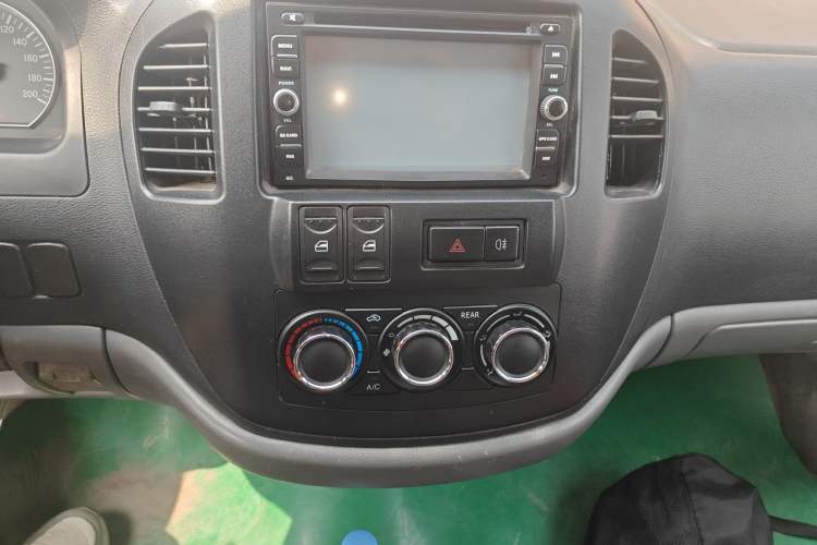 Used FORTHING Lingzhi 2013 M3 1.6L 7-Seater Comfort Model Audio And AC Panel