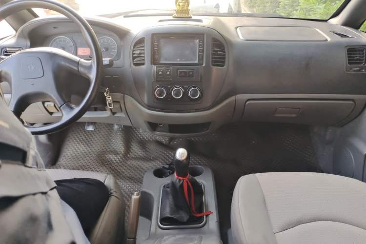 Used FORTHING Lingzhi 2013 M3 1.6L 7-Seater Comfort Model Center Console