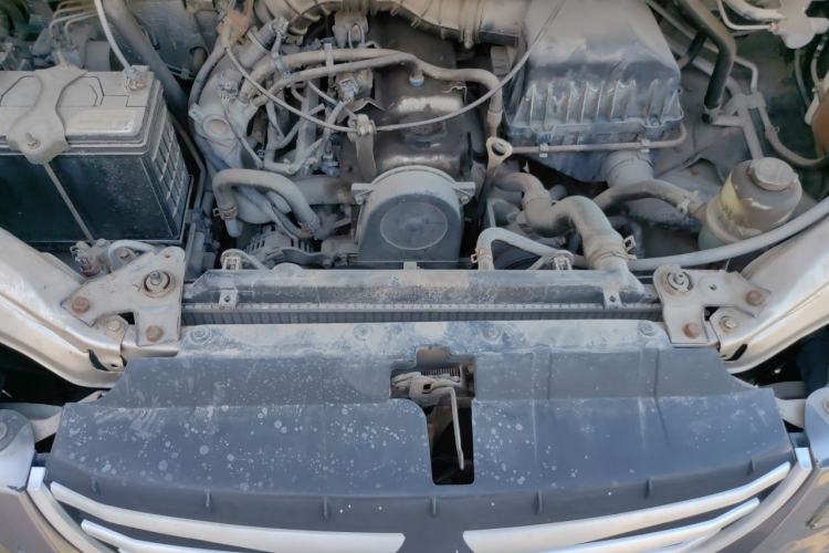 Used FORTHING Lingzhi 2013 V3 1.5L 7-Seater Luxury Model Engine Bay