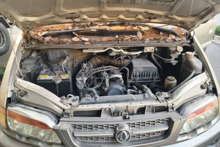 Used FORTHING Lingzhi 2013 V3 1.5L 7-Seater Luxury Model Engine Bay