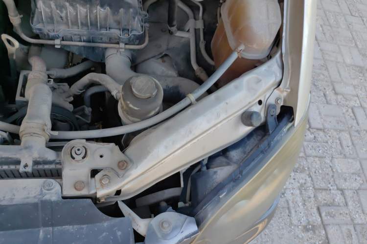 Used FORTHING Lingzhi 2013 V3 1.5L 7-Seater Luxury Model Engine Bay Left