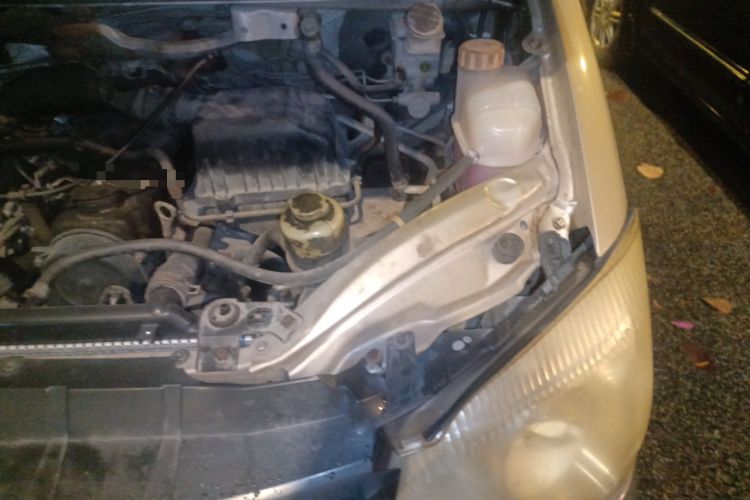 Used FORTHING Lingzhi 2013 M3 1.6L 7-Seater Luxury Model Engine Bay Left