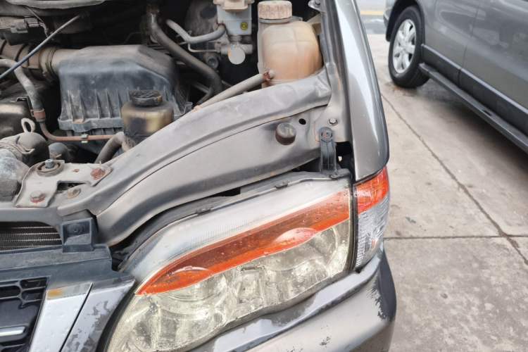 Used FORTHING Lingzhi 2013 V3 1.5L 7-Seater Standard Model II Engine Bay Left