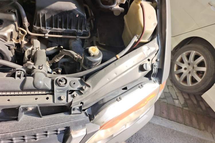 Used FORTHING Lingzhi 2013 V3 1.5L 7-Seater Standard Model II Engine Bay Left