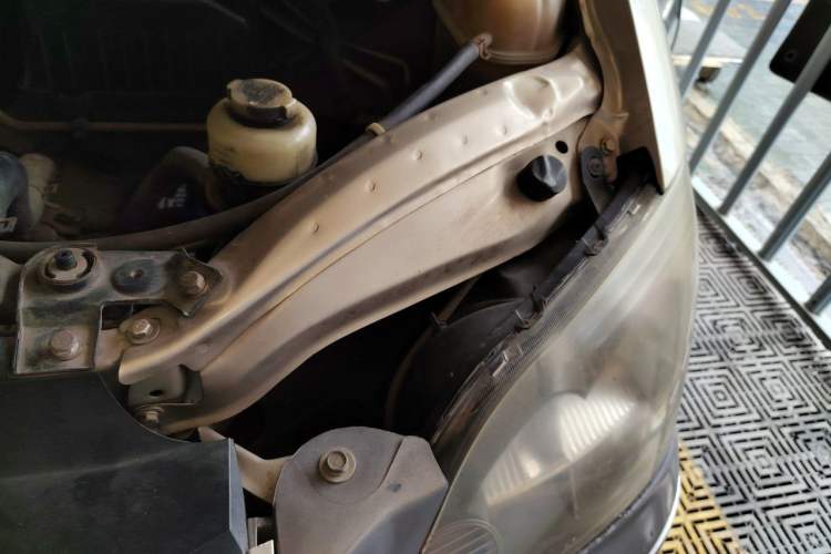 Used FORTHING Lingzhi 2013 M3 1.6L 7-Seater Comfort Model Engine Bay Left