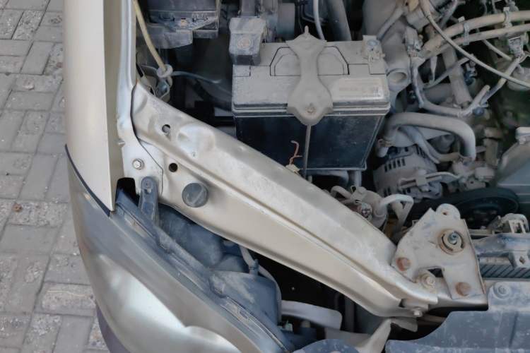 Used FORTHING Lingzhi 2013 V3 1.5L 7-Seater Luxury Model Engine Bay Right