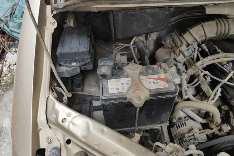 Used FORTHING Lingzhi 2013 M3 1.6L 7-Seater Luxury Model Engine Bay Right