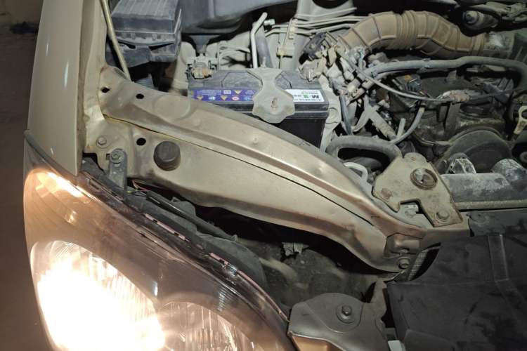 Used FORTHING Lingzhi 2013 M3 1.6L 7-seat Standard Model Engine Bay Right