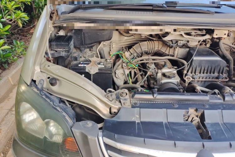 Used FORTHING Lingzhi 2013 M3 1.6L 7-Seater Comfort Model Engine Bay Right