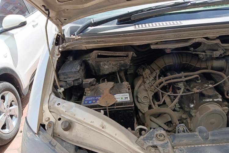Used FORTHING Lingzhi 2013 M3 1.6L 7-Seater Comfort Model Engine Bay Right