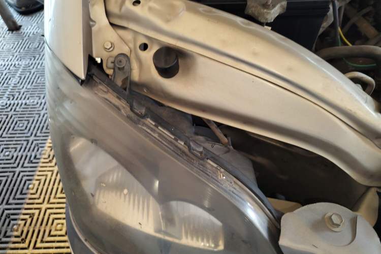 Used FORTHING Lingzhi 2013 M3 1.6L 7-Seater Comfort Model Engine Bay Right